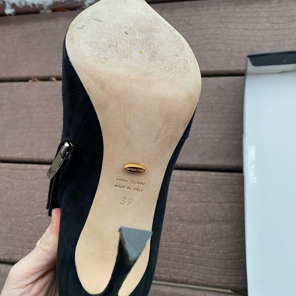 Layered suede ankle bootie by Sergio Rossi. Sz.8 - Picture 5 of 7